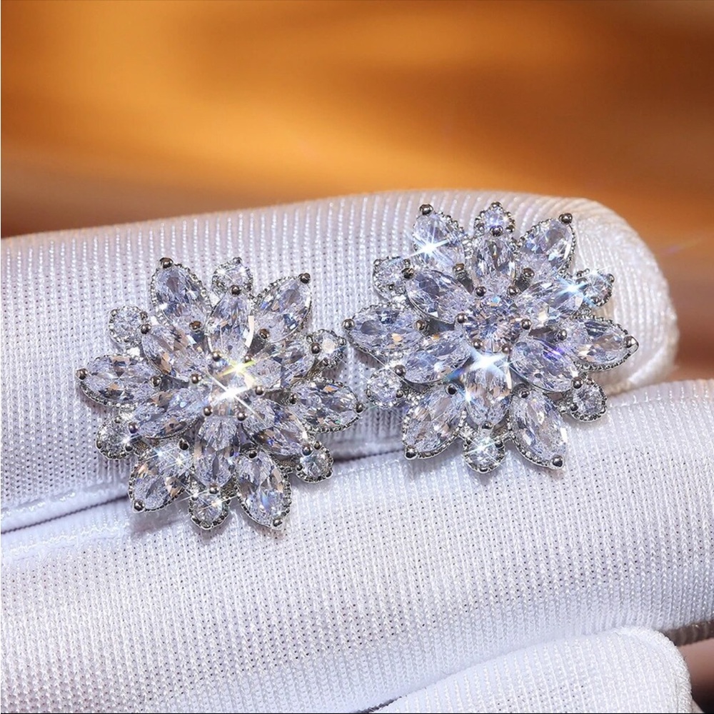 New Women’s 925 Silver Romantic Flower Diamond Stud Earrings - Picture 7 of 8
